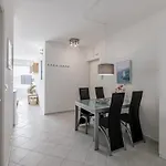 Apartman Sundowners Apartment, 52qm, Double & Two Single Beds, 10 Min From Old Town Of Split