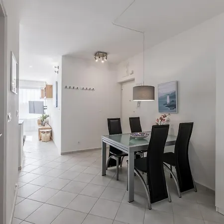 Apartmán Sundowners Apartment, 52qm, Double & Two Single Beds, 10 Min From Old Town Of Split