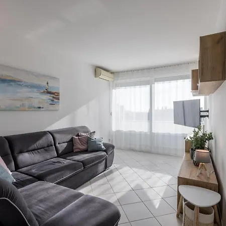 Sundowners Apartment, 52qm, Double & Two Single Beds, 10 Min From Old Town Of * Split