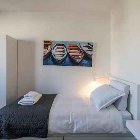 Sundowners Apartment, 52qm, Double & Two Single Beds, 10 Min From Old Town Of * Split
