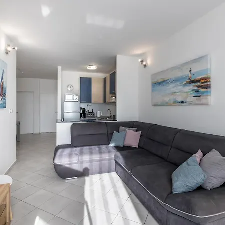 Sundowners Apartment, 52qm, Double & Two Single Beds, 10 Min From Old Town Of Split