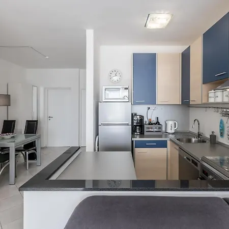 Sundowners Apartment, 52qm, Double & Two Single Beds, 10 Min From Old Town Of Apartmán Split