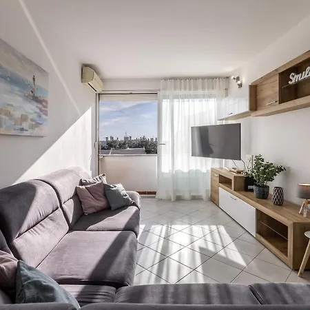 Sundowners Apartment, 52qm, Double & Two Single Beds, 10 Min From Old Town Of Apartmán *
