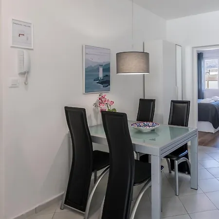 Sundowners Apartment, 52qm, Double & Two Single Beds, 10 Min From Old Town Of Apartmán